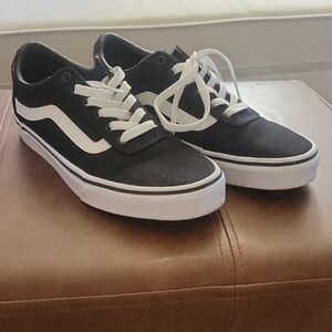 Vans Women's Classic Black and White Sneakers Style Named Ward Size 8.5